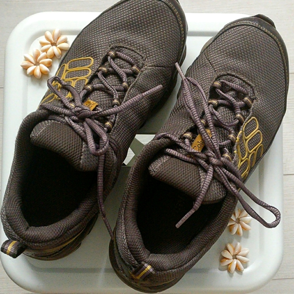 8.5 Columbia techlite sneakers